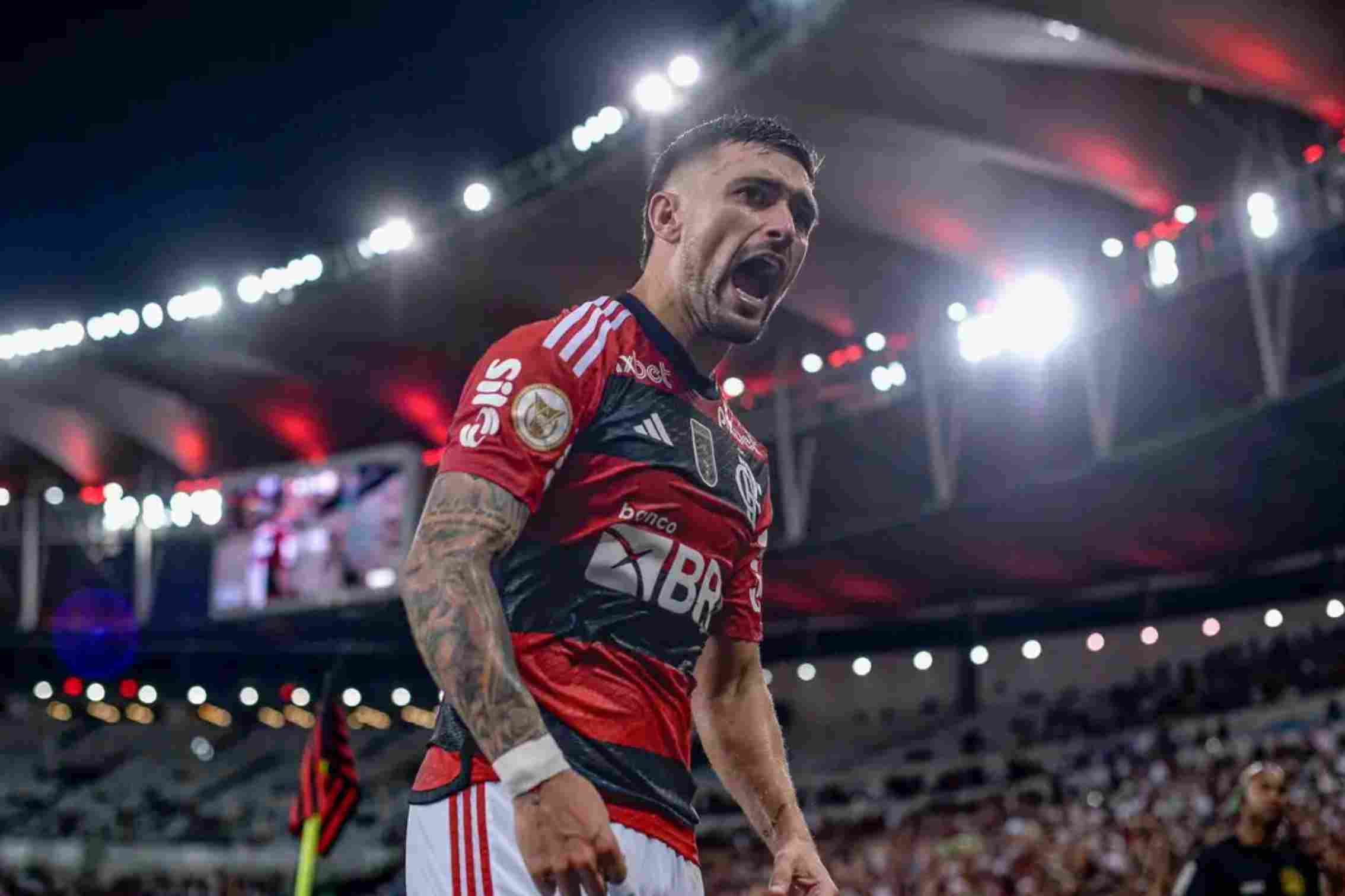 Flamengo vence Bragantino e entra na briga pelo título do Brasileirão; Botafogo empata 5 flamengo