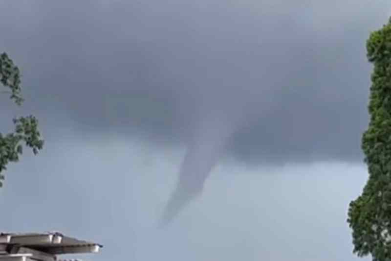 PARECE FURACÃO: Nuvem funil se forma no céu e assusta moradores de Guarabira 1 nuvem furacao