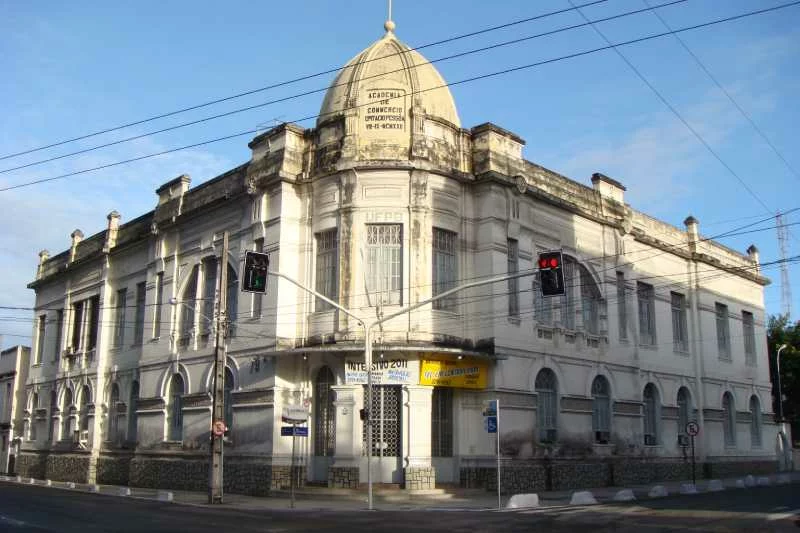 Parte do telhado da antiga Academia de Comércio desaba no Centro de João Pessoa 1 academia de comercio epitacio pessoa