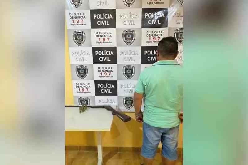 homem preso areia cachorro