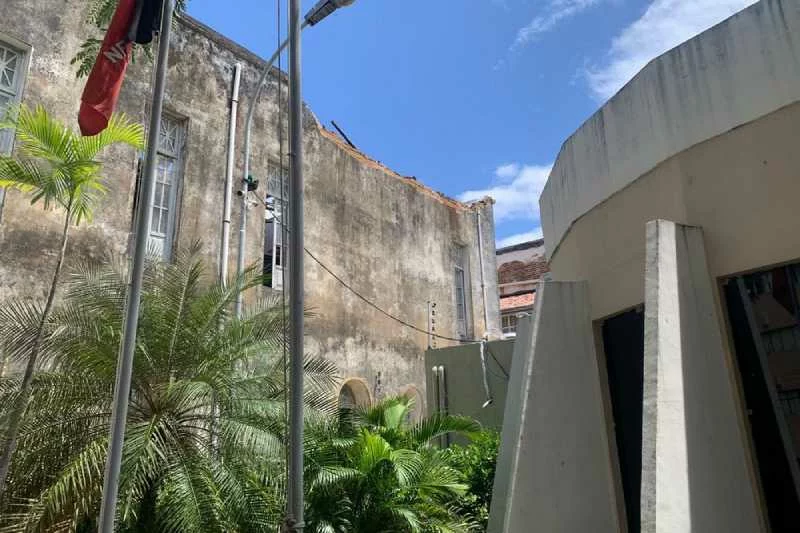 Parte do telhado da antiga Academia de Comércio desaba no Centro de João Pessoa 2 teto academia de comercio