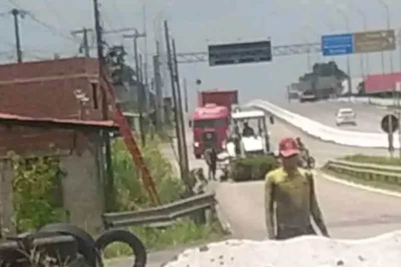 Bloqueio na divisa Paraíba e Pernambuco gera confusão entre PM e Comércio 3 bloqueio pe pb 2401