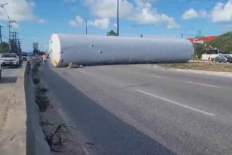 Carga de caminhão tomba e bloqueia trecho da BR-230 na Grande João Pessoa 8 carreta br 3101
