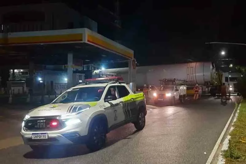 Semob-JP inicia remoção de carreta presa no Centro de João Pessoa 6 remocao carreta jpa