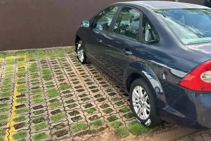 Polícia Federal prende suspeito de tentar invadir Palácio da Alvorada em Brasília 6 veiculo invade alvorada 2402