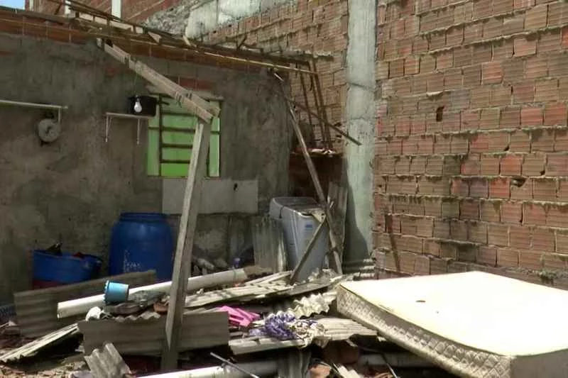 Parede cai e destrói casa no momento em que família comemorava aniversário 6 parede cai queimadas
