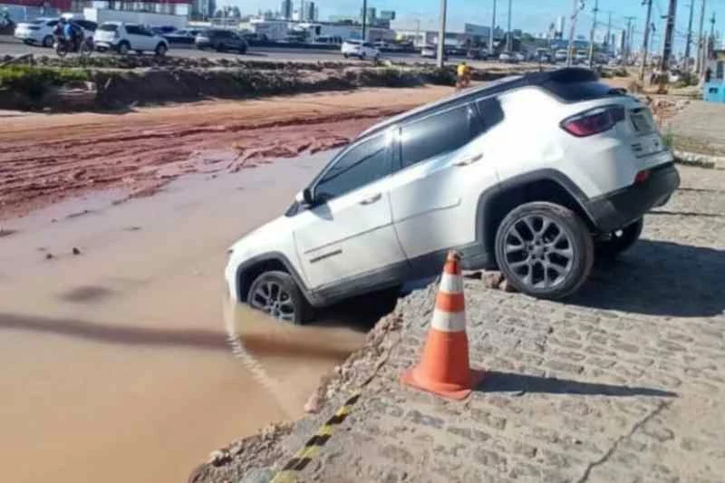 Carro fica preso ao cair em buraco de obra da BR-230 em Cabedelo, na Grande João Pessoa 12 carro cai buraco br230