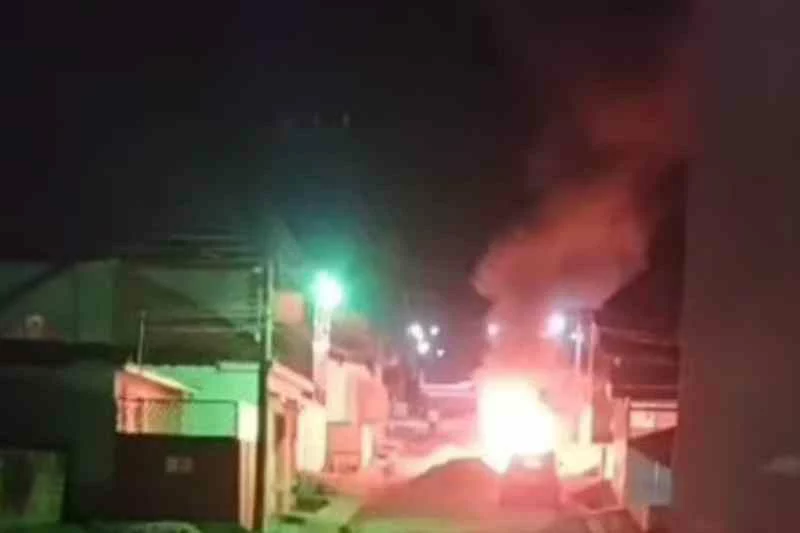 carro pega fogo pilar