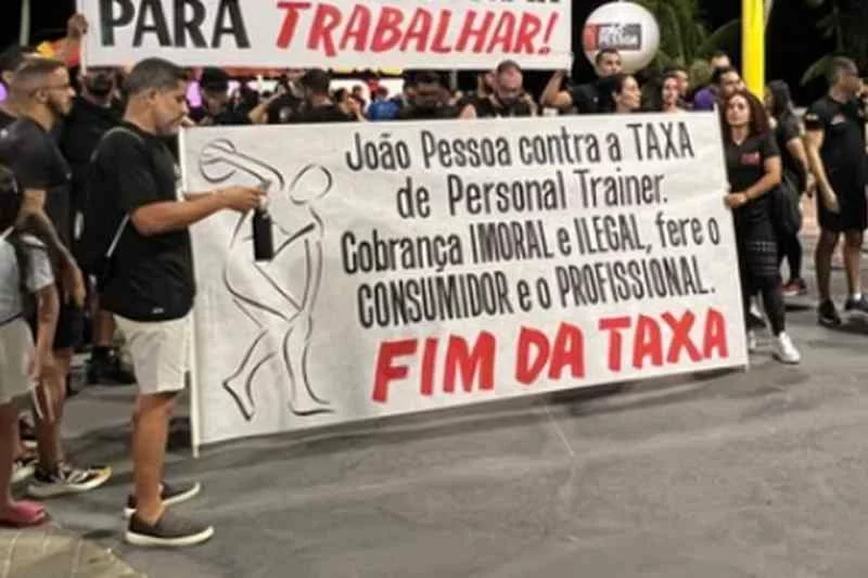 Protesto reúne personal trainers contra taxa em academias de João Pessoa 4 protesto personal trainers 2906