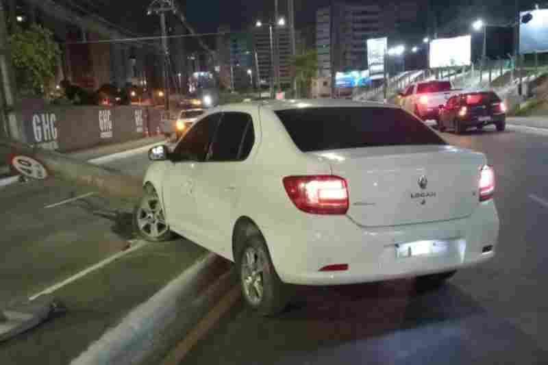 Motorista perde o controle e carro colide em poste na principal do Altiplano 11 acidente altiplano 1710