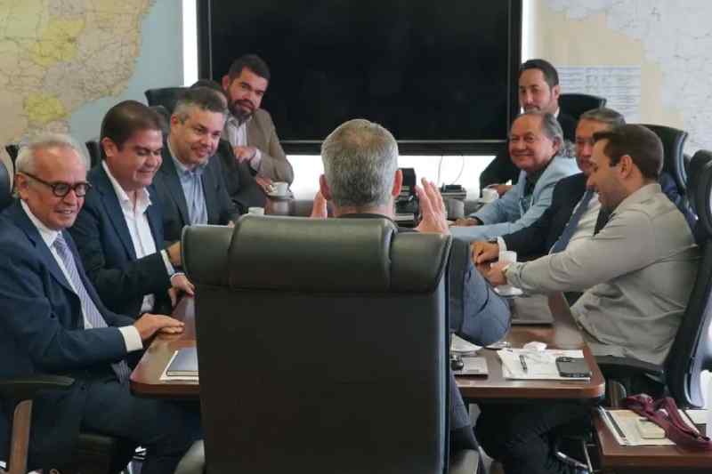 Cícero discute investimentos para João Pessoa com ministro do Turismo e diretor-geral do Dnit 3 reuniao cicero bsb 2711
