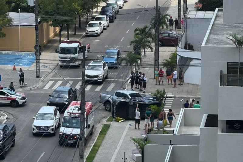 Carro capota após colidir com outro veículo em cruzamento no bairro de Tambaú, em JP 3 acidente tambau 1512