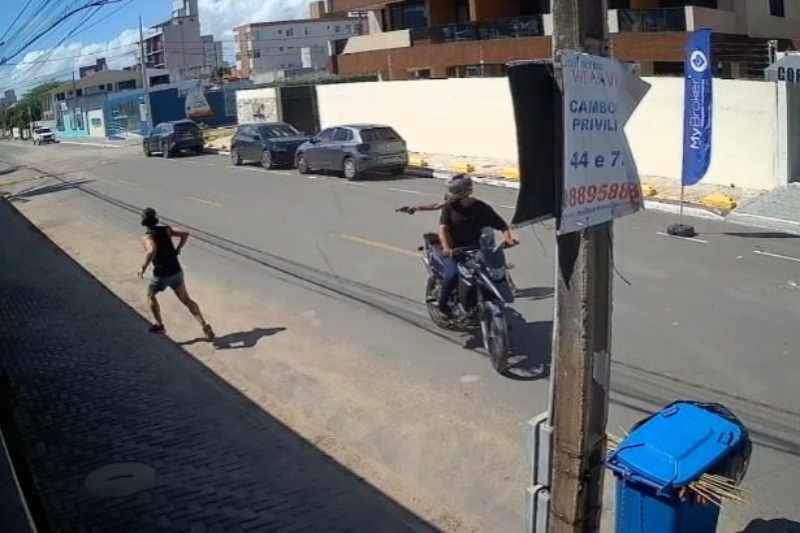 Câmeras de segurança registram assalto e tiros contra homem em Camboinha 3 assalto camboinha 2412