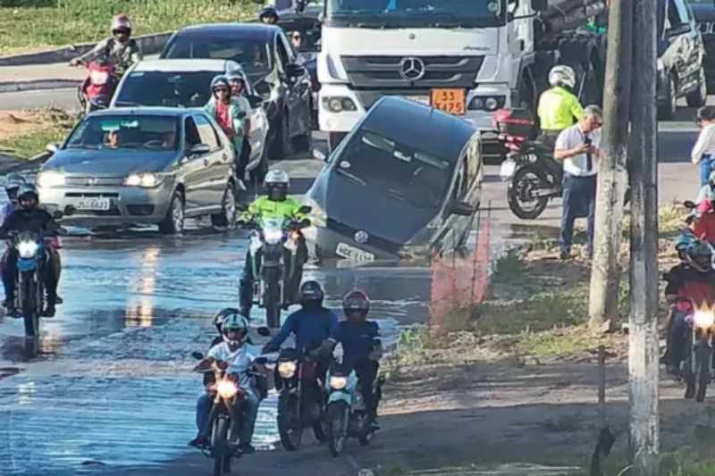 Veículo cai em cratera e deixa trânsito lento em João Pessoa 1 carro cratera jpa 2312