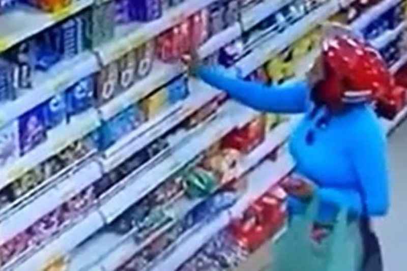 Mulher é flagrada furtando produtos de um mercadinho, em São Bento; veja imagens 5 furto sao bento 0512