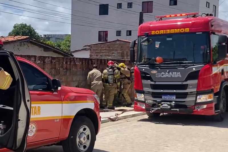 Casa pega fogo no bairro Muçumagro e vizinhos ajudam a controlar as chamas 4 incendio mucumagro 2912
