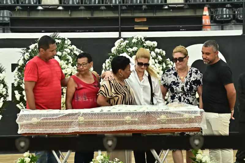 Parentes e amigos se despedem de Léo Batista em velório na sede do Botafogo 4 velorio leo batista