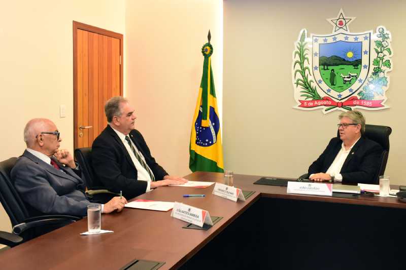 Presidente do TJPB visita governador João Azevêdo e reforça parceria institucional 5 fred coutinho e joao azevedo 110225