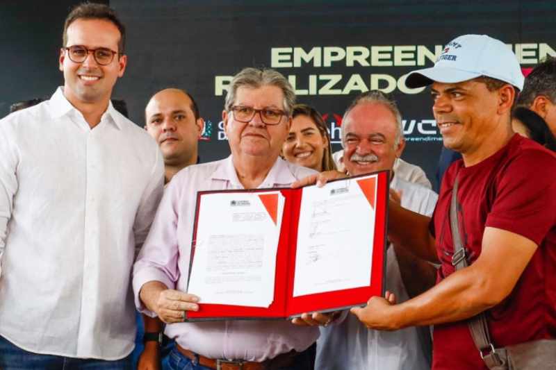 João Azevêdo firma convênios para apoiar eventos religiosos e Carnaval Tradição em CG 9 joao convenio cg 260225