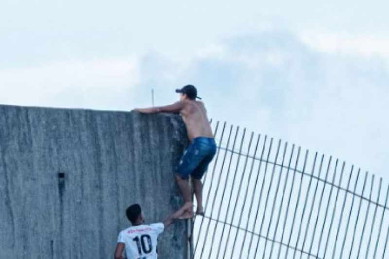 Torcedor ameaça se jogar de arquibancada e causa tensão no Almeidão 4 torcedor almeidao 090225
