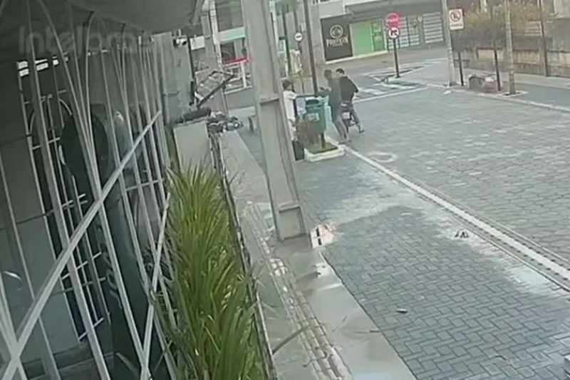 Câmera flagra dupla realizando assalto na "Rua dos Sabores", em João Pessoa 5 assalto rua dos sabores 030325