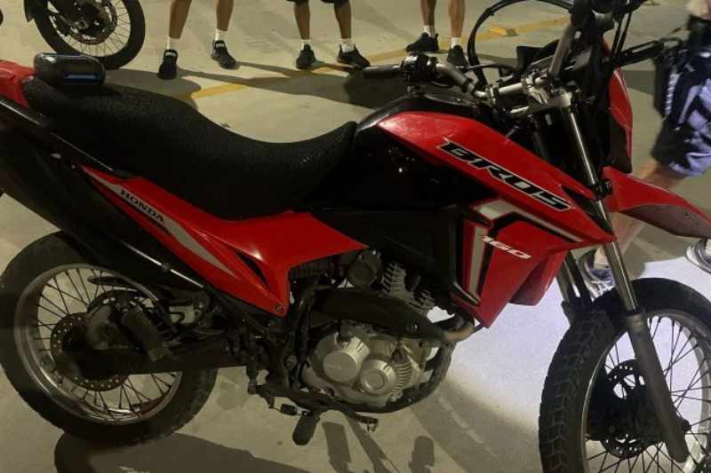 Localizada e presa dupla que vinha assaltando em bairros da orla de João Pessoa 2 moto apreendida orla 140325