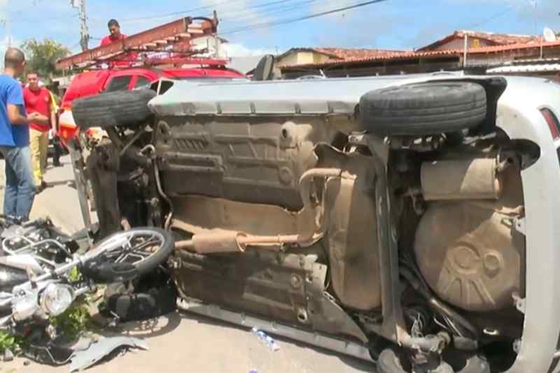 Mulher fica ferida após colisão entre moto e carro no bairro Funcionários II 1 acidente func 2 100425