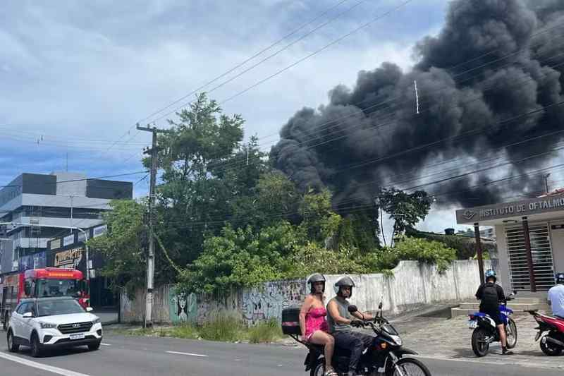 Incêndio de grandes proporções atinge centro automotivo, em João Pessoa 6 incendio torre 120425