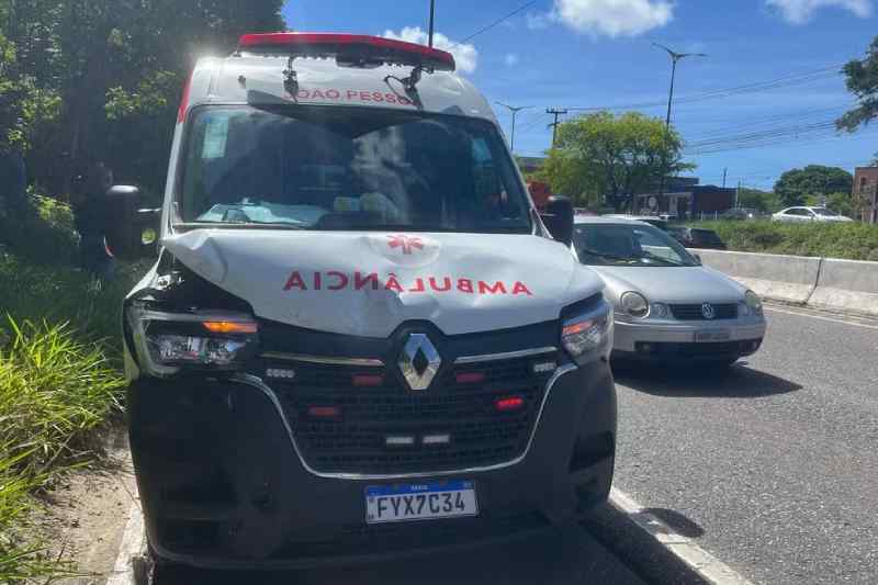 Ambulância se envolve em acidente com outros dois veículos na BR-230, em João Pessoa 6 acidente ambulancia jpa 110625