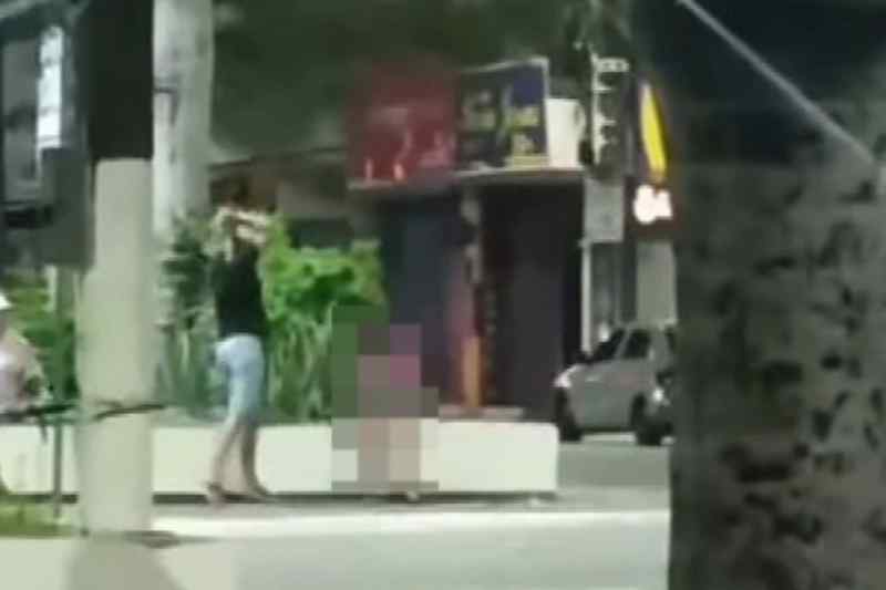 Mulher é agredida pelo companheiro a pauladas em praça de Guarabira 1 agressao mulher guarabira