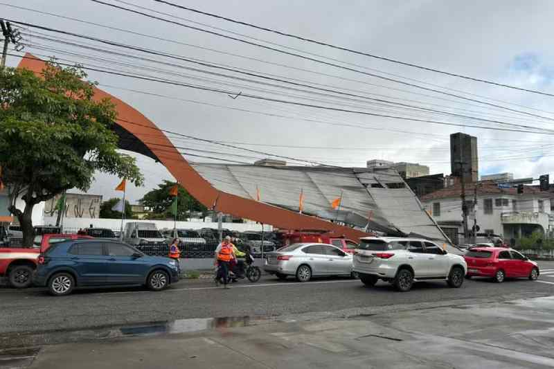 Teto de locadora de veículos desaba em Campina Grande 1 desabamento teto locadora 090625