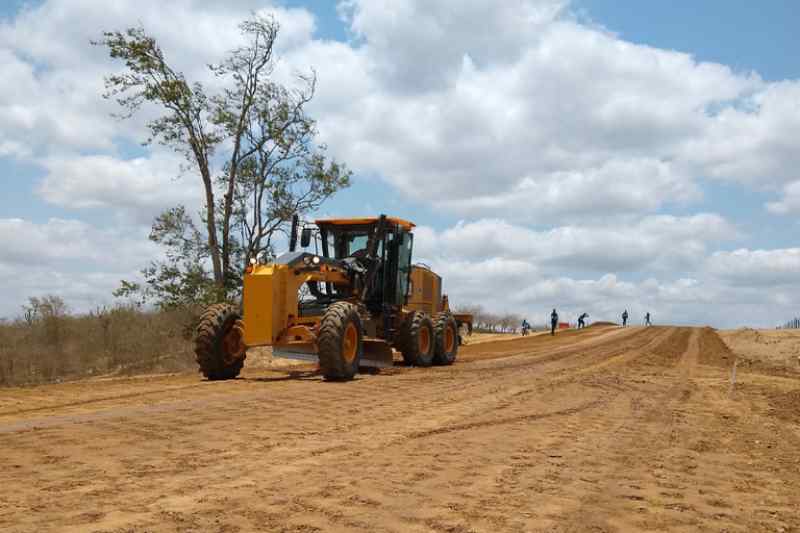 Governo decreta desapropriação de imóveis para obras em seis rodovias 2 obra trator