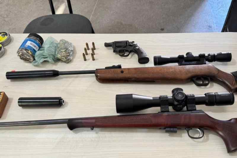 Dois homens são presos com armas e munições em ação da PRF no Sertão Paraibano 10 armas apreendidas sertao 140725