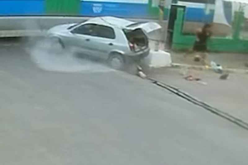 Carro colide com VLT em Bayeux e motorista é socorrido sem ferimentos graves 6 colisao carro trem bayeux 190725