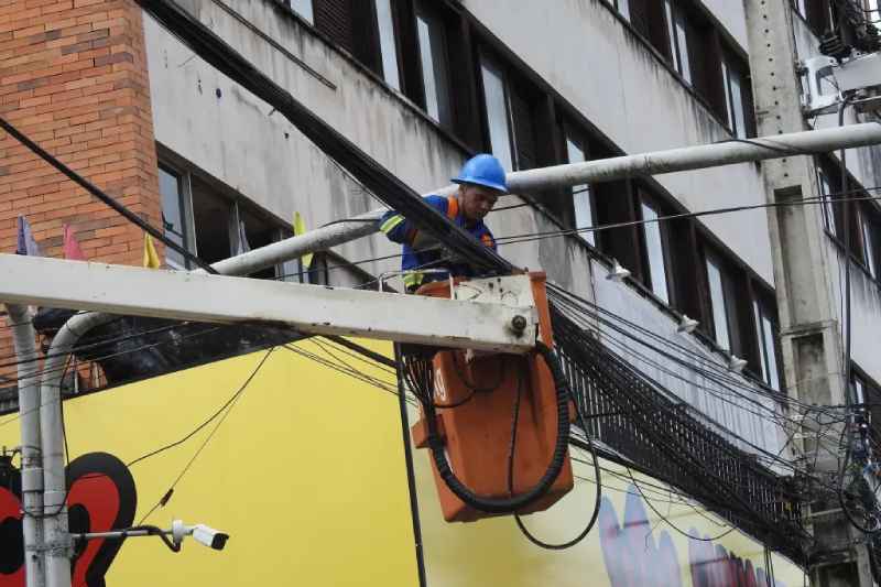 PMJP retoma operação para limpeza de fios em postes e combate à poluição visual 5 OPERACAO FIOS JOAO PESSOA CENTRO 030825