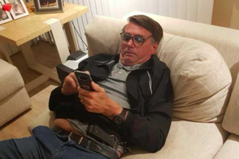 bolsonaro no celular