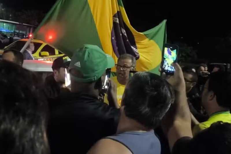 Manifestantes fazem buzinaço e se reúnem na frente do condomínio de Bolsonaro após prisão domiciliar 1 buzinaco apoiadores bolsonaro 040825