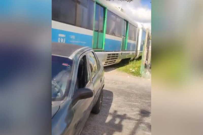 carro atinge trem bayeux 190825