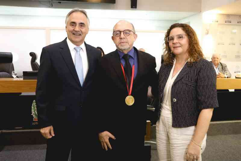 Rubens Nóbrega recebe Medalha Epitácio Pessoa em sessão especial da Assembleia Legislativa 3 homenagem rubens nobrega alpb 210825