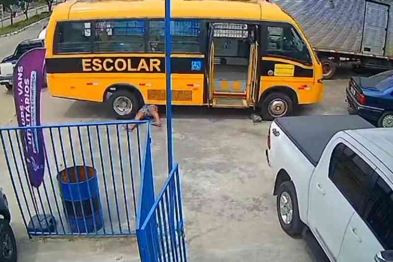 Mecânico escapa de atropelamento após ônibus se movimentar sozinho em oficina de Mamanguape 3 acidente mamanguape 230925