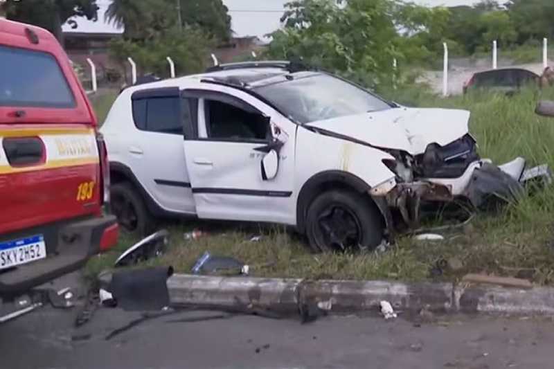 Carro capota na BR-101 em João Pessoa e deixa motorista ferido 11 capotamento br101 240925