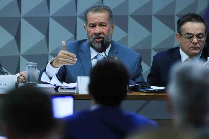 Lupi diz que Governo Federal acompanhava, mas sem dimensão de fraudes no INSS 3 carlos lupi cpi inss 080925