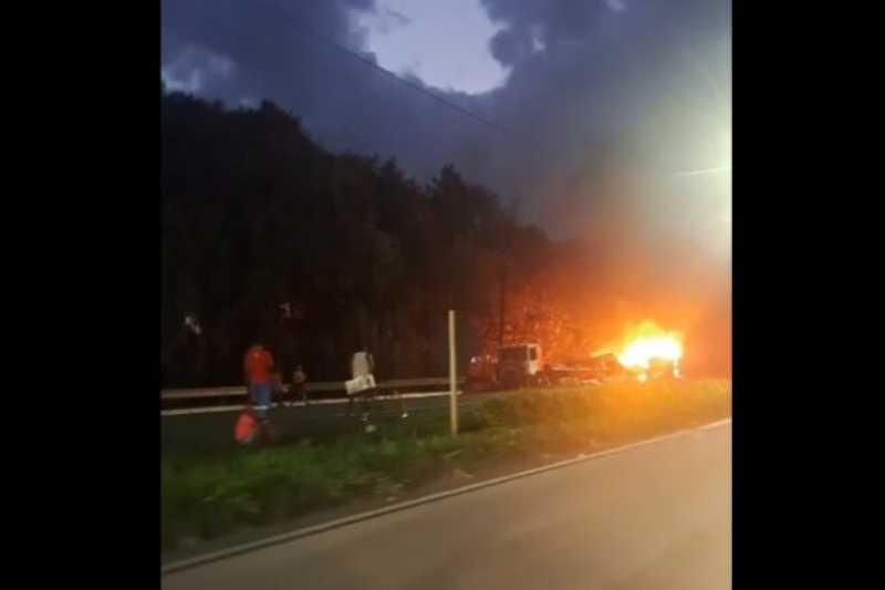 Carreta pega fogo e causa congestionamento na BR-101 entre João Pessoa e Recife 1 carreta pega fogo pb pe 150925