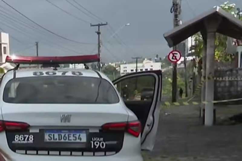 Homem é encontrado morto em parada de ônibus no bairro do Rangel 11 corpo rangel 110925