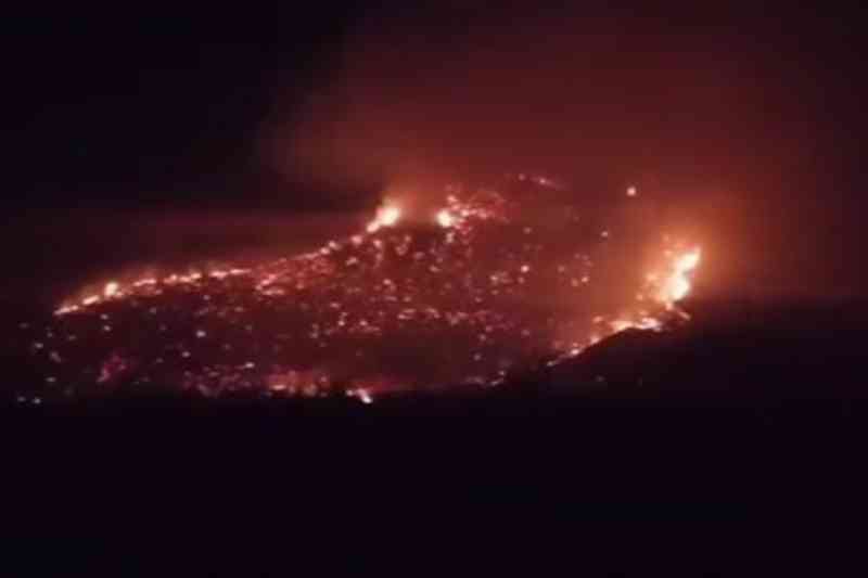 Incêndio de grandes proporções atinge serra em São José do Bonfim, no Sertão Paraibano 1 incendio s j bonfim 1309285
