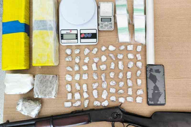 Jovem de 18 anos é preso com rifle e mais de 4 kg de maconha em Campina Grande 5 apreensao maconha cg 181025