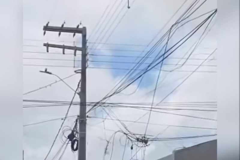 Fios soltos em postes do Centro de João Pessoa geram riscos e viram alvo de críticas 3 bagunca fios jpa 281025