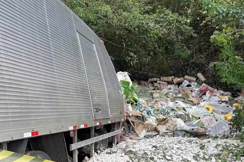 Caminhão com material de construção tomba na PB-077 e duas pessoas ficam feridas 2 caminhao tomba brejo 221025