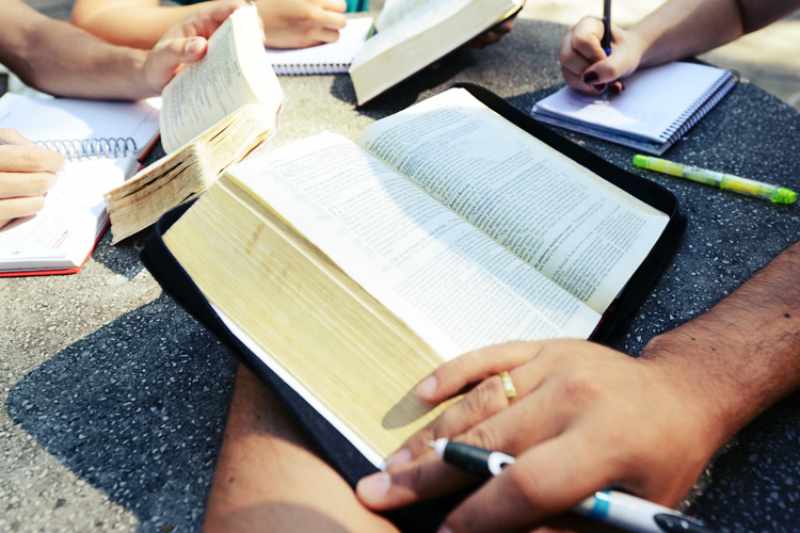 estudantes lendo a biblia