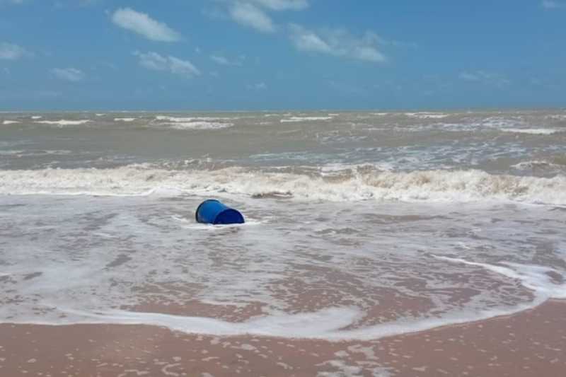 Tambor com ácido é encontrado boiando em praia de Cabedelo 1 tambor cabedelo 031025